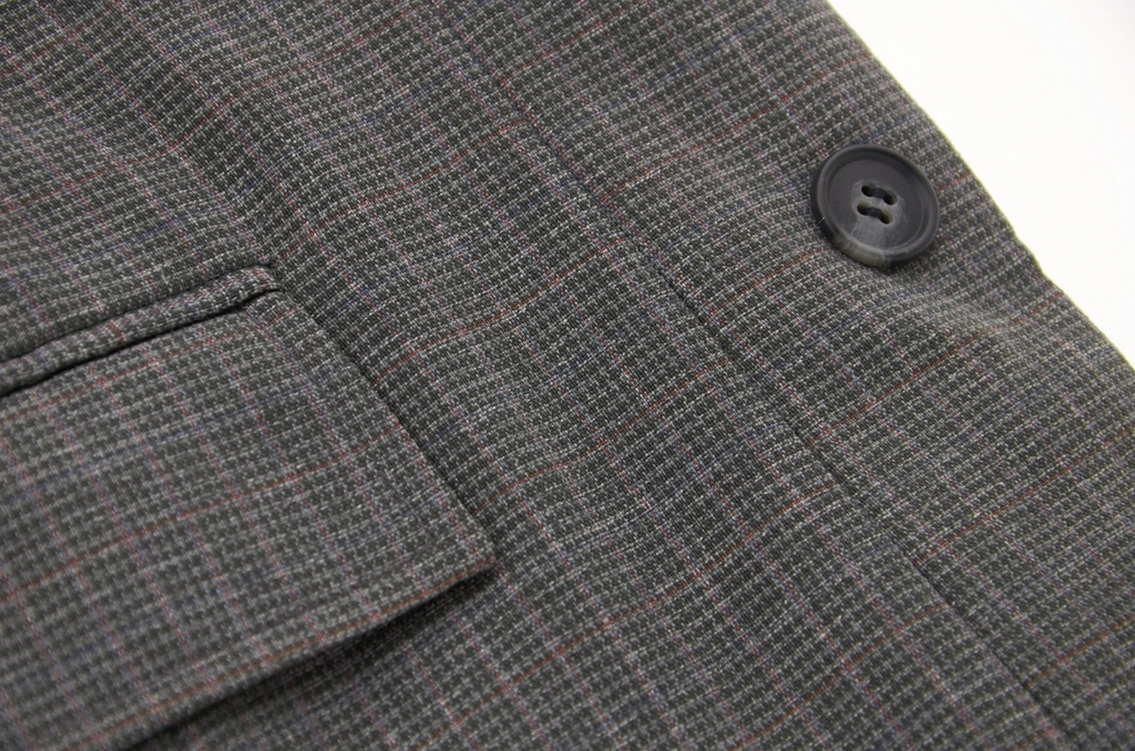 Fine suit fabric and tailoring details