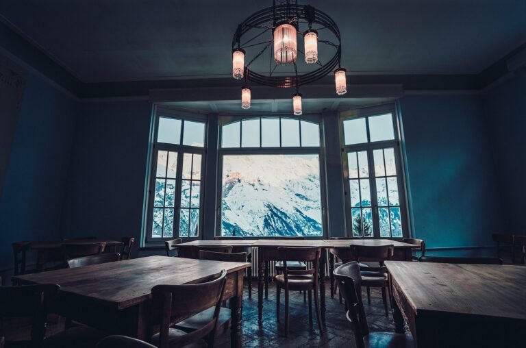 Grand hotel dining room, what makes a hotel five star