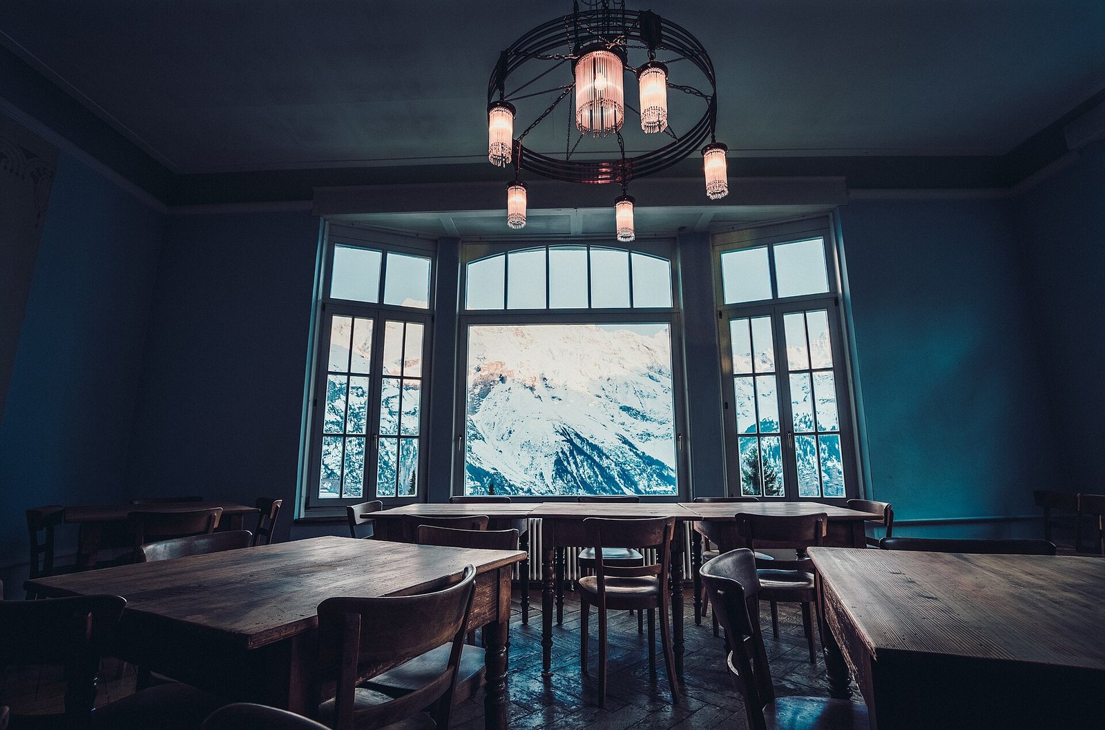 Grand hotel dining room, what makes a hotel five star